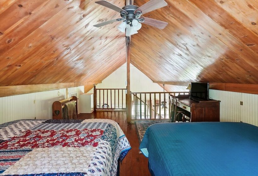 Private Lakefront Escape: Covered Patio, Fire Pit!