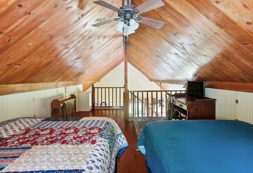 Private Lakefront Escape: Covered Patio, Fire Pit!