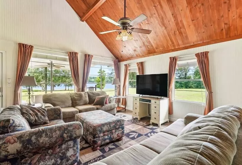 Private Lakefront Escape: Covered Patio, Fire Pit!