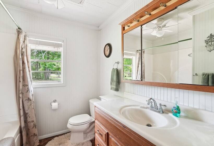 Private Lakefront Escape: Covered Patio, Fire Pit!