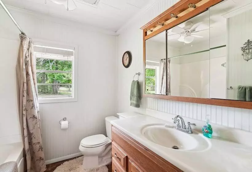 Private Lakefront Escape: Covered Patio, Fire Pit!