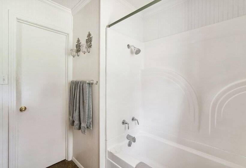 Private Lakefront Escape: Covered Patio, Fire Pit!