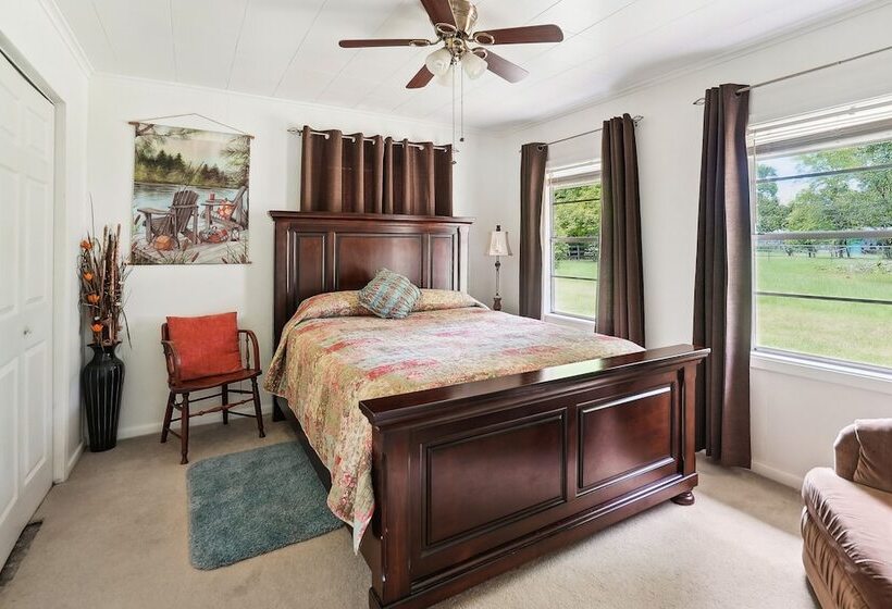 Private Lakefront Escape: Covered Patio, Fire Pit!