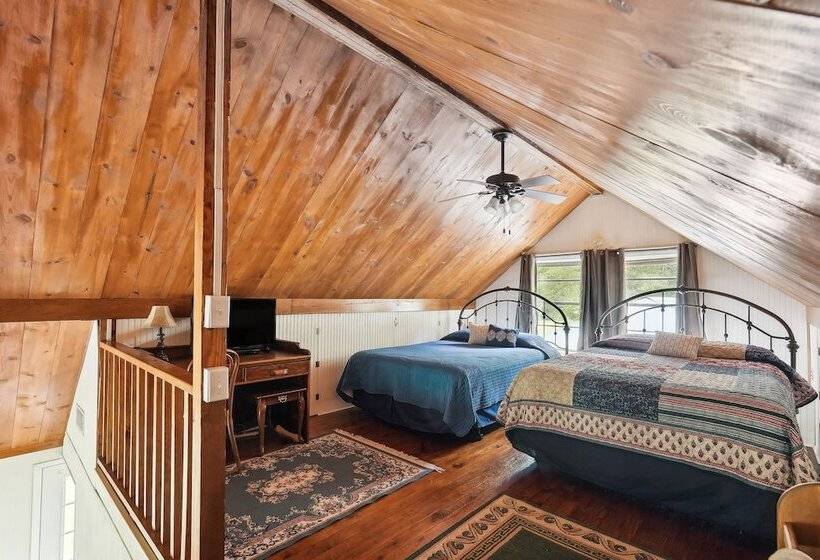 Private Lakefront Escape: Covered Patio, Fire Pit!