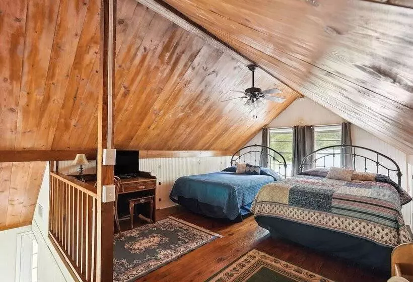 Private Lakefront Escape: Covered Patio, Fire Pit!