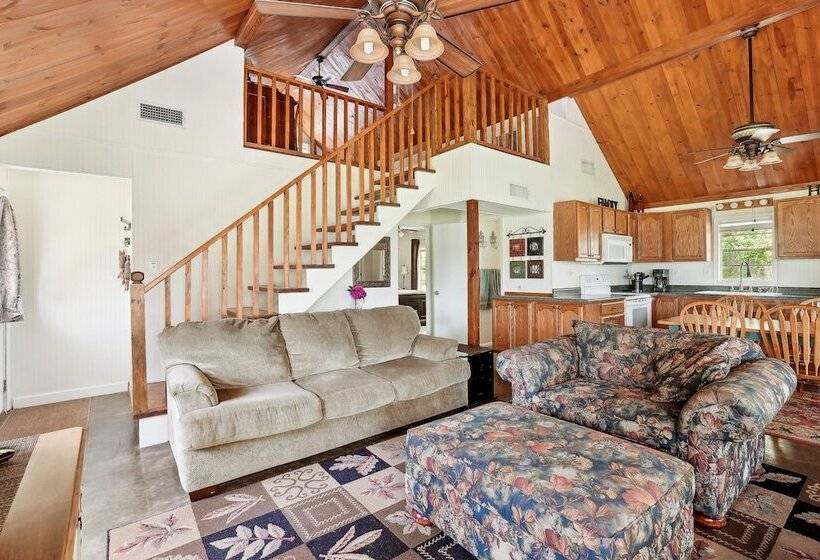 Private Lakefront Escape: Covered Patio, Fire Pit!