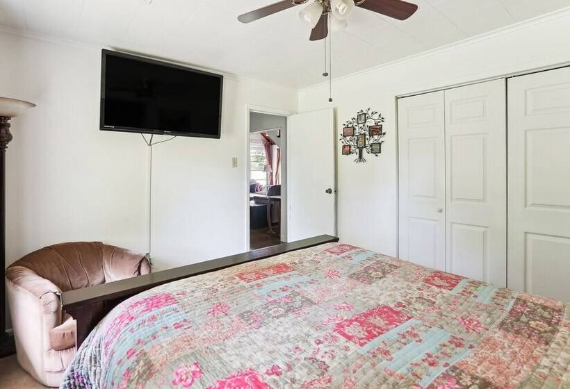 Private Lakefront Escape: Covered Patio, Fire Pit!