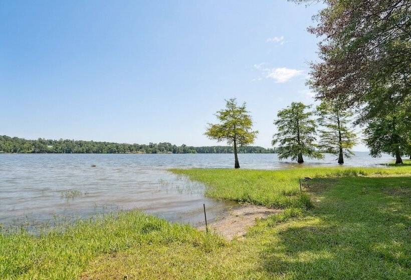 Private Lakefront Escape: Covered Patio, Fire Pit!