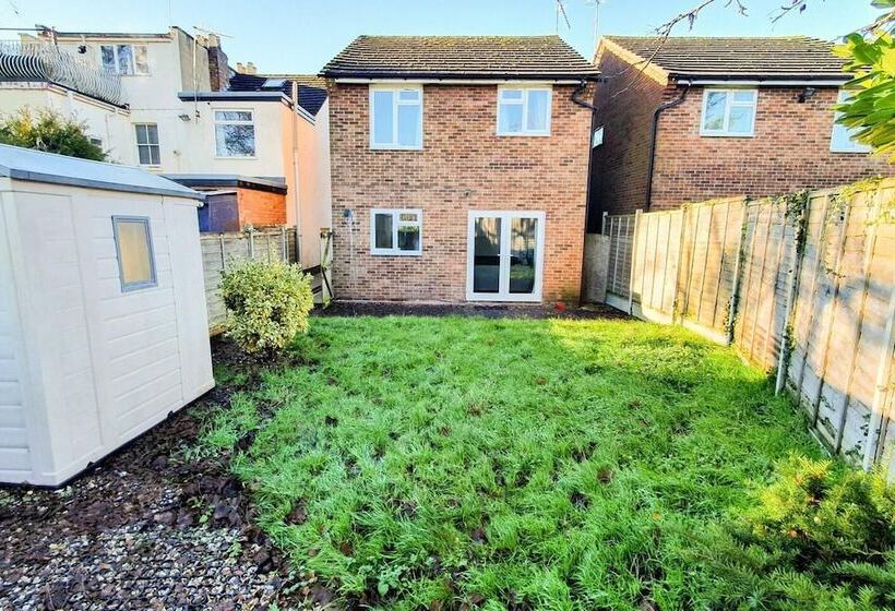 住所  Impeccable 4 Bed House In Cheltenham