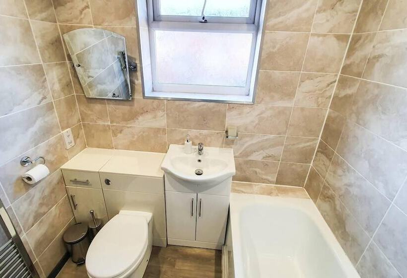 住所  Impeccable 4 Bed House In Cheltenham