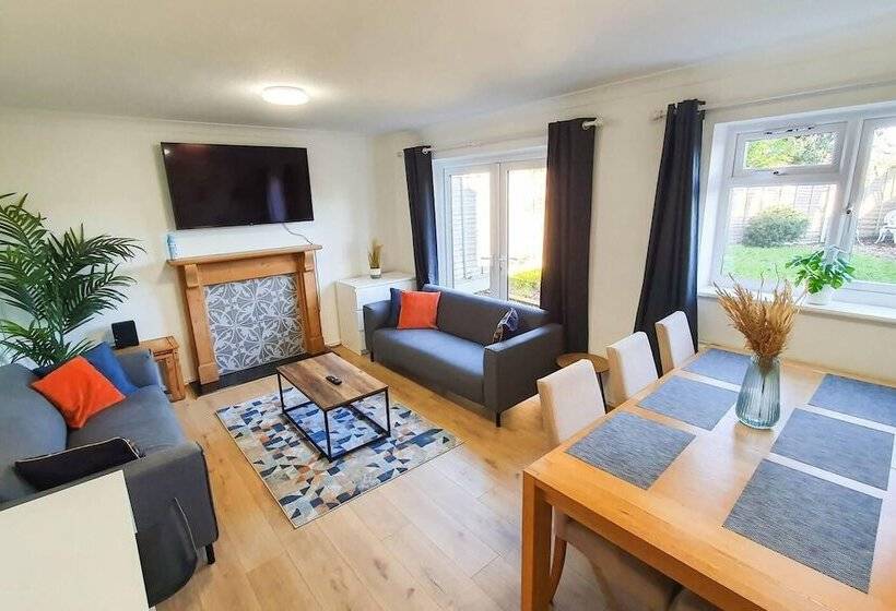 住所  Impeccable 4 Bed House In Cheltenham