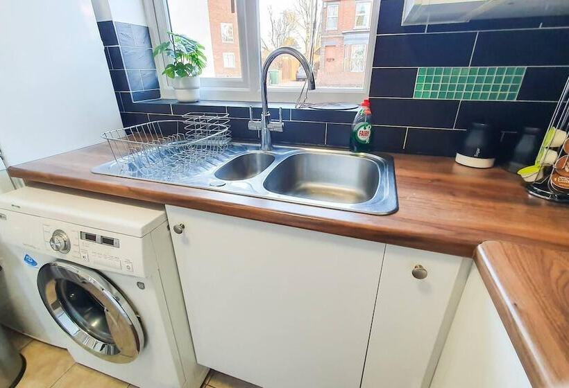 住所  Impeccable 4 Bed House In Cheltenham