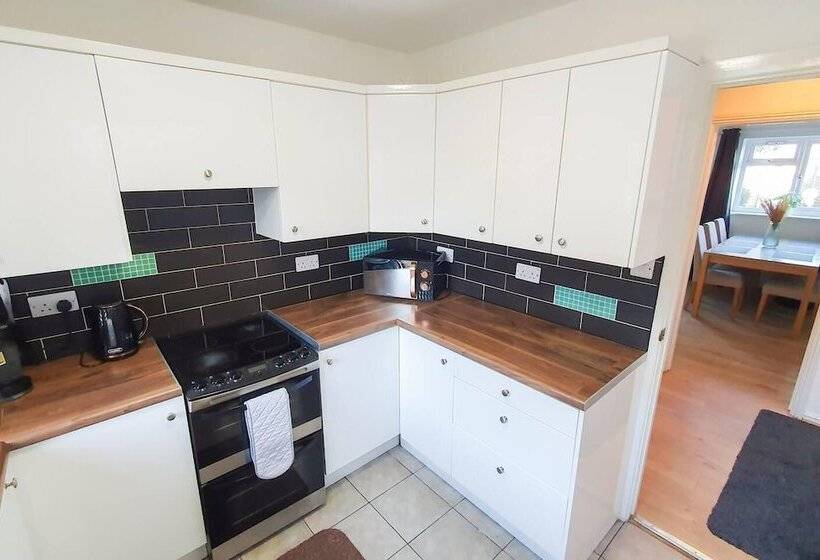 住所  Impeccable 4 Bed House In Cheltenham