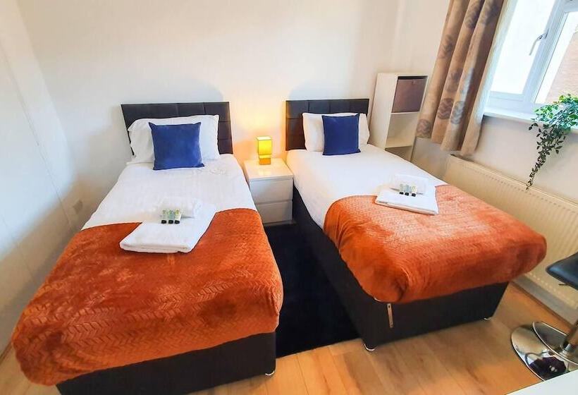 住所  Impeccable 4 Bed House In Cheltenham