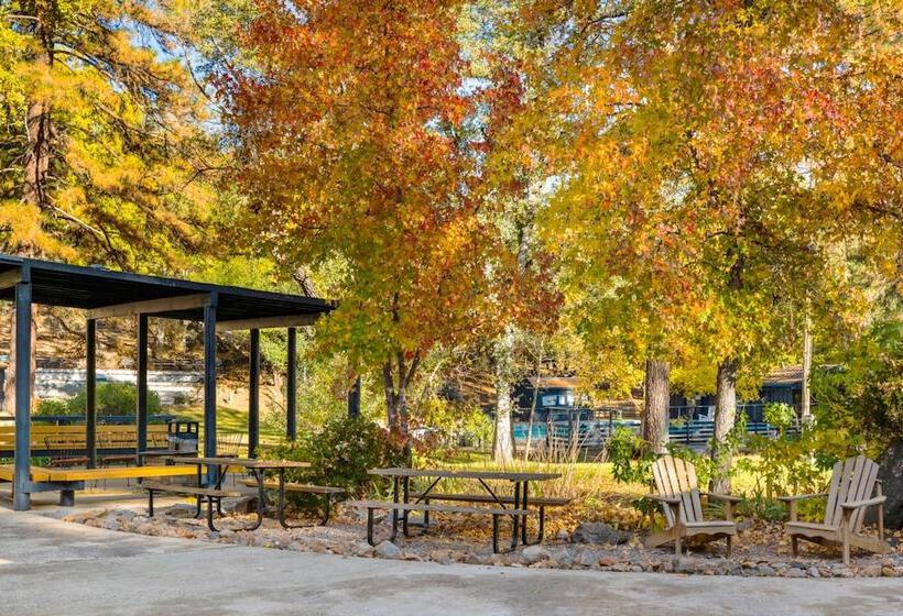 منتجع Camp Silver Spur