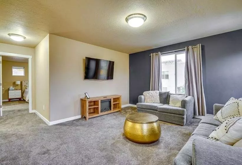 South Salt Lake Home W/ Hot Tub: 7 Mi To Downtown