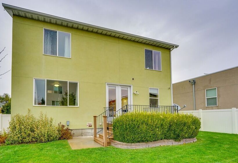 South Salt Lake Home W/ Hot Tub: 7 Mi To Downtown