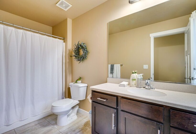 South Salt Lake Home W/ Hot Tub: 7 Mi To Downtown