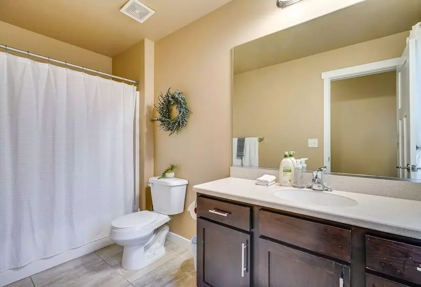 South Salt Lake Home W/ Hot Tub: 7 Mi To Downtown