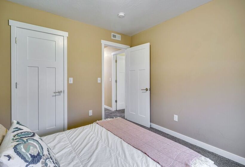 South Salt Lake Home W/ Hot Tub: 7 Mi To Downtown