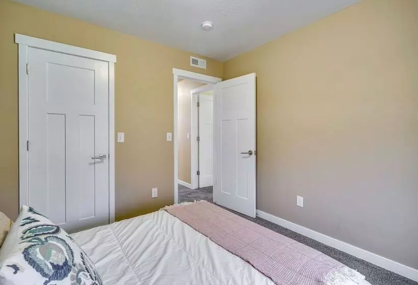 South Salt Lake Home W/ Hot Tub: 7 Mi To Downtown