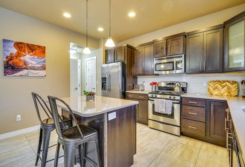 South Salt Lake Home W/ Hot Tub: 7 Mi To Downtown