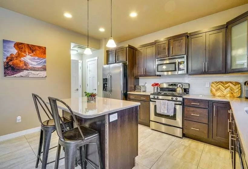 South Salt Lake Home W/ Hot Tub: 7 Mi To Downtown