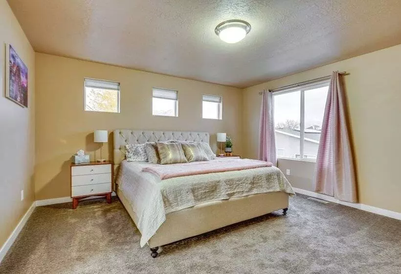 South Salt Lake Home W/ Hot Tub: 7 Mi To Downtown