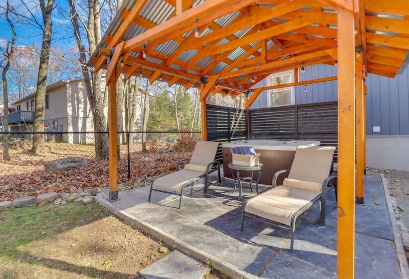 Stellar Long Pond Home With Hot Tub And Fire Pit!