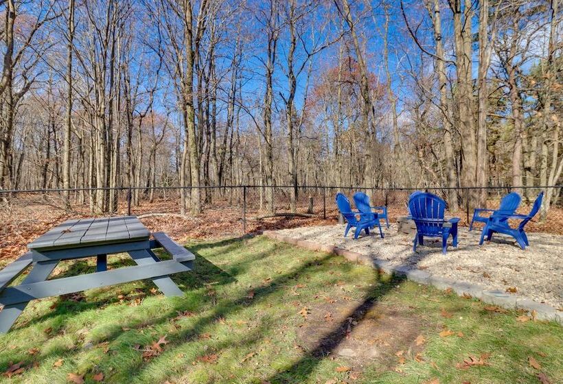 Stellar Long Pond Home With Hot Tub And Fire Pit!