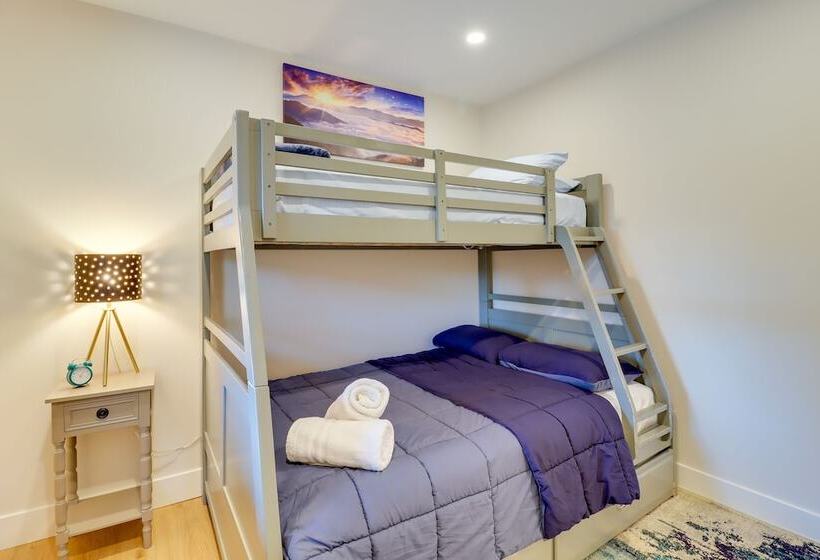 Stellar Long Pond Home With Hot Tub And Fire Pit!