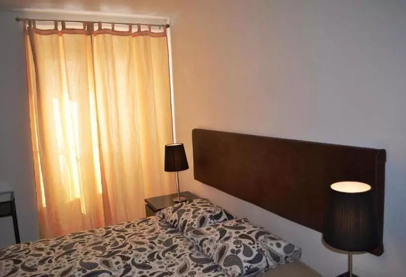 Majatalo Andar Com Jardim E Estacionamento