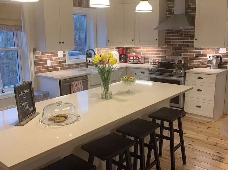 Sawyer S Creek Bed And Breakfast