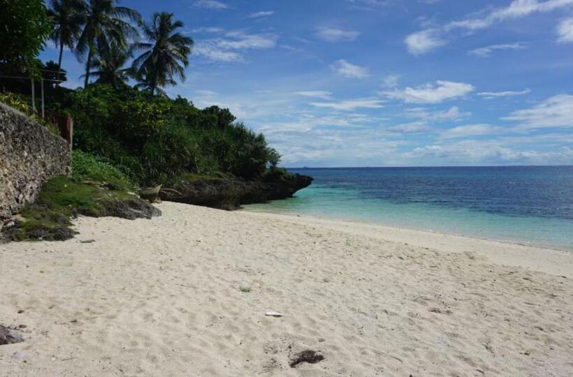 Aamiaismajoitus (B&B) Dapdap Shorelines Beach House