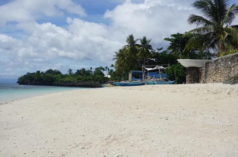 Aamiaismajoitus (B&B) Dapdap Shorelines Beach House