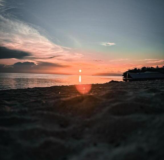 Aamiaismajoitus (B&B) Dapdap Shorelines Beach House