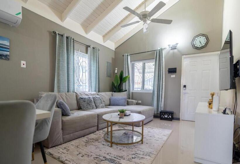 پانسیون Sky View Villas @ Edmund Ridge Estate