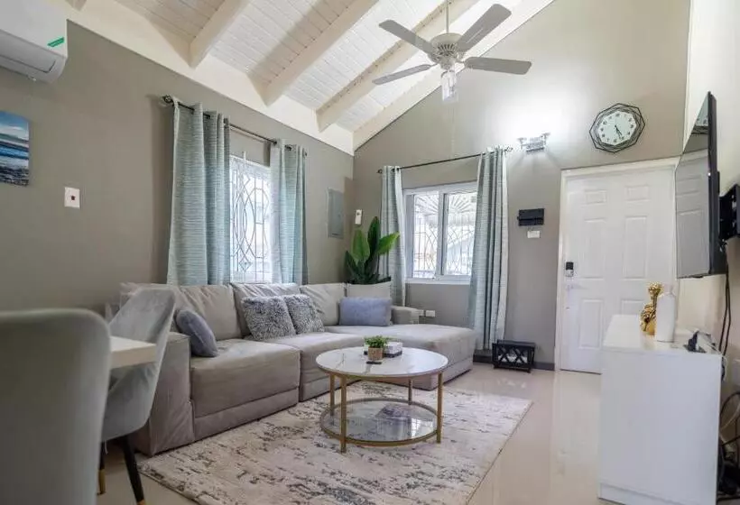 پانسیون Sky View Villas @ Edmund Ridge Estate