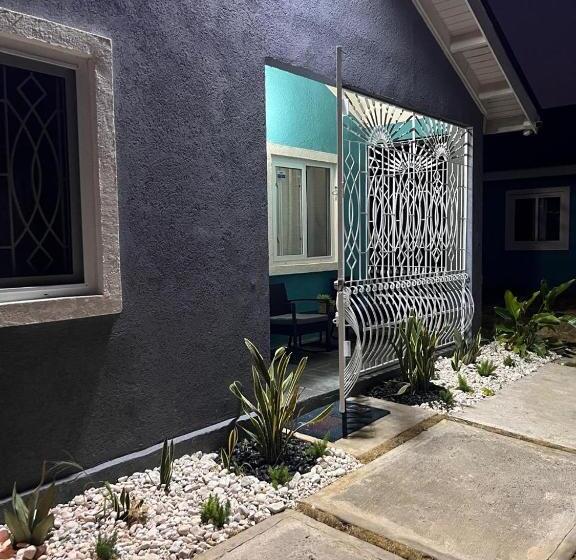 پانسیون Sky View Villas @ Edmund Ridge Estate