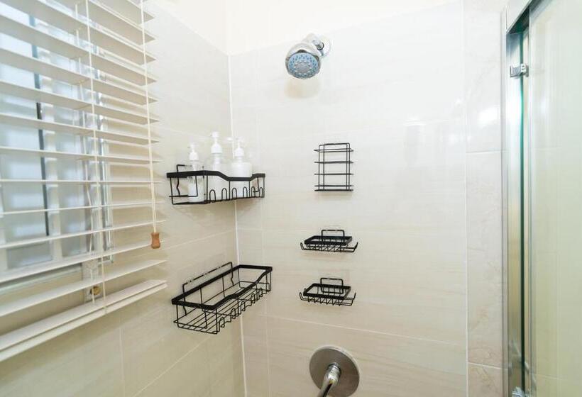 پانسیون Sky View Villas @ Edmund Ridge Estate