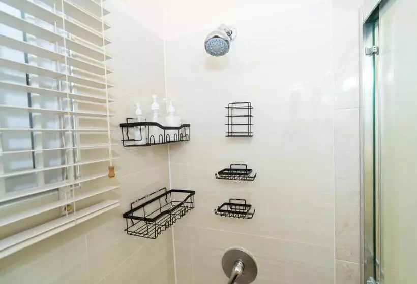 پانسیون Sky View Villas @ Edmund Ridge Estate