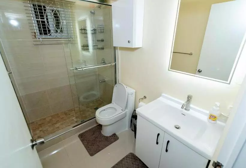 پانسیون Sky View Villas @ Edmund Ridge Estate