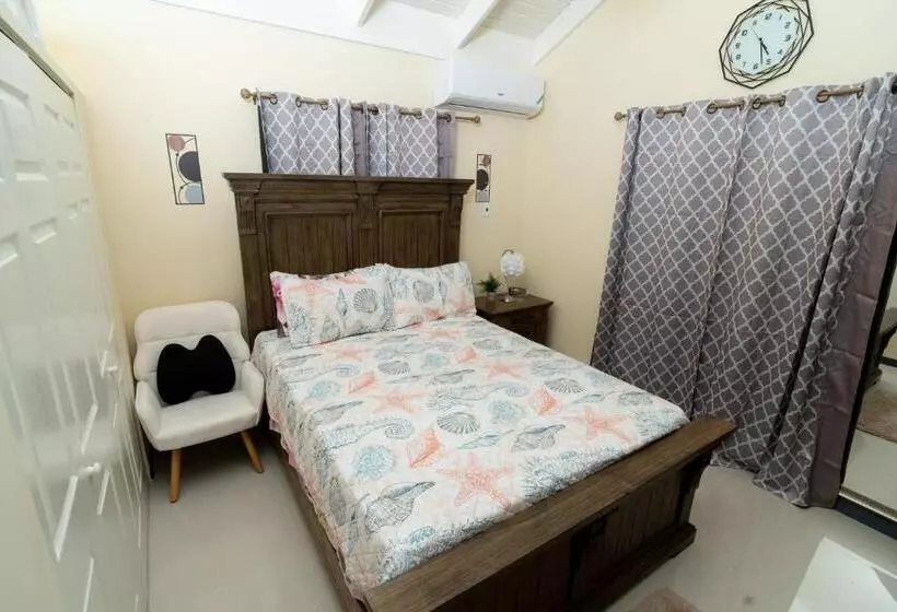 پانسیون Sky View Villas @ Edmund Ridge Estate