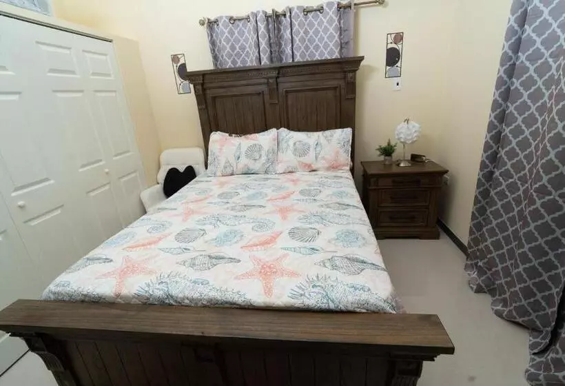 پانسیون Sky View Villas @ Edmund Ridge Estate