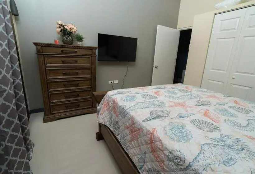 پانسیون Sky View Villas @ Edmund Ridge Estate