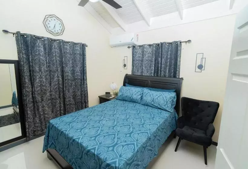 پانسیون Sky View Villas @ Edmund Ridge Estate