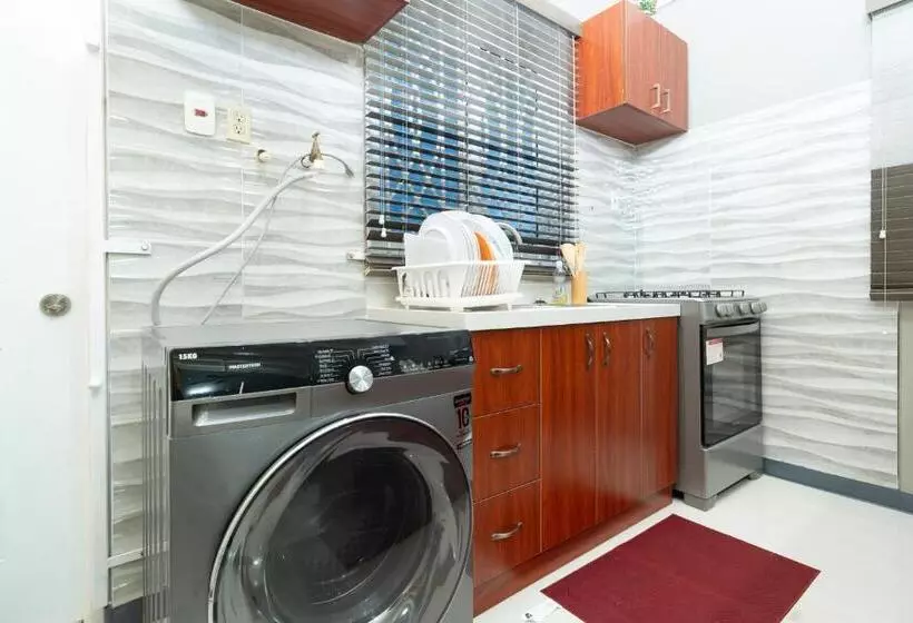 پانسیون Sky View Villas @ Edmund Ridge Estate