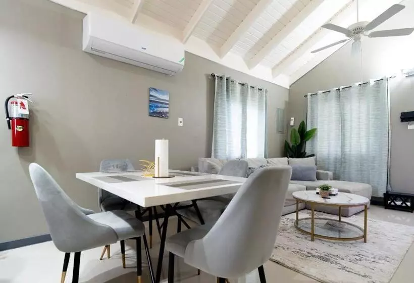 پانسیون Sky View Villas @ Edmund Ridge Estate