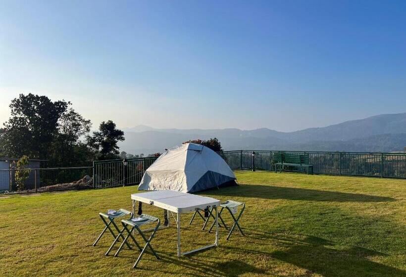 בית מלון כפרי Cloudy Court Resort