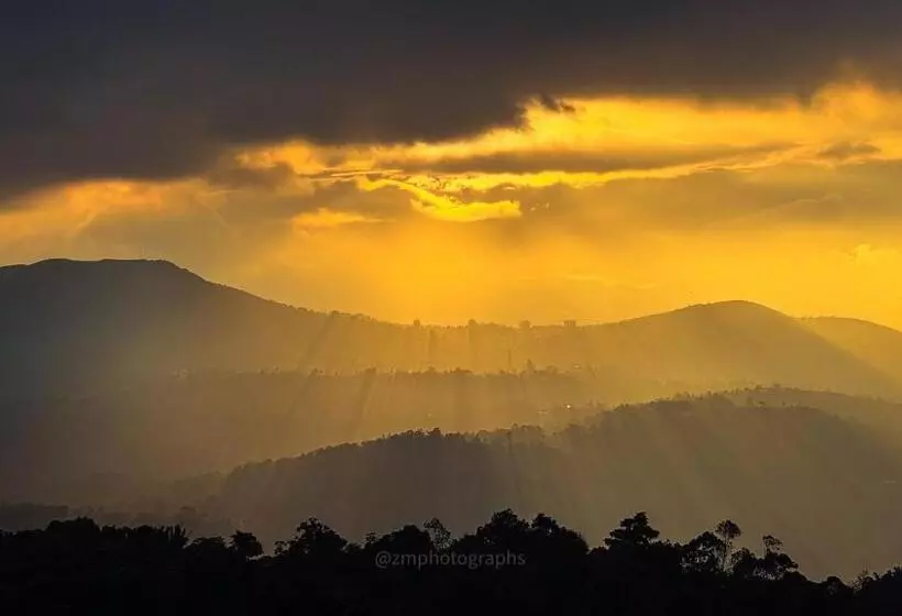 Hotelli Cloudy Court Resort